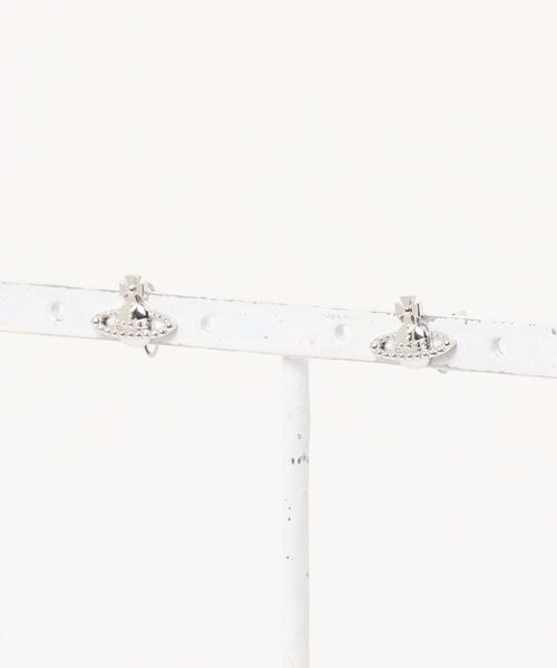 Vivienne Westwood（ヴィヴィアンウエストウッド）の「FARAH EARRINGS（ピアス（両耳用）・レディース・ブラック/シルバー/ゴールド・FREE）」の2枚目の写真