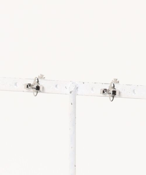 Vivienne Westwood（ヴィヴィアンウエストウッド）の「FARAH EARRINGS（ピアス（両耳用）・レディース・ブラック/シルバー/ゴールド・FREE）」の4枚目の写真