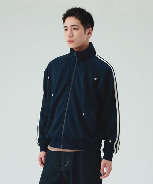 BEAMS HEART(ビームスハート)の「スタッズ エンブレム トラックジャケット【ストレッチ】(ジャージ・メンズ・ブラウン/ネイビー・SMALL/MEDIUM/LARGE)」の14枚目の写真
