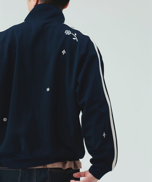 BEAMS HEART(ビームスハート)の「スタッズ エンブレム トラックジャケット【ストレッチ】(ジャージ・メンズ・ブラウン/ネイビー・SMALL/MEDIUM/LARGE)」の17枚目の写真