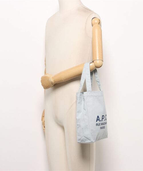 A.P.C.（アーペーセー）の「TOTE LOU RUE MADAME SMALL 2.0（トートバッグ・レディース・ブルー・ONESIZE）」の5枚目の写真
