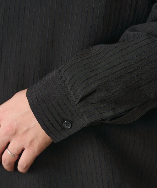 COLONY 2139（コロニートゥーワンスリーナイン）の「シャドーストライプ長袖シャツ（シャツ/ブラウス・メンズ・ホワイト/ブラック・MEDIUM/LARGE）」の5枚目の写真