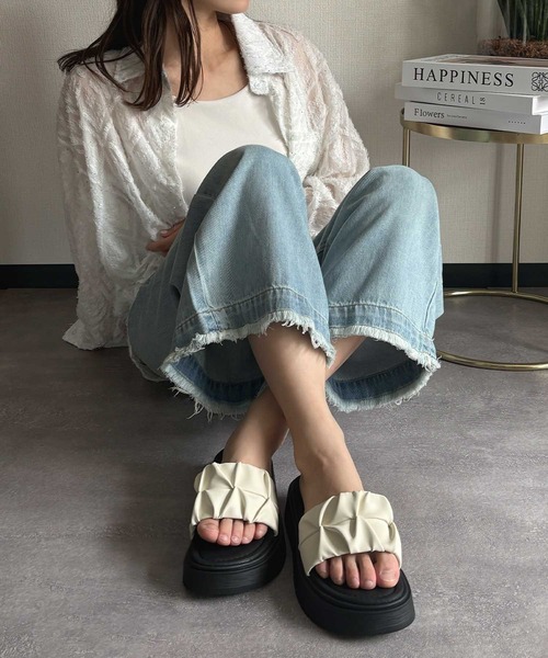 LOWO(ロワ)の「フェイクレザーギャザーボリュームストラップ厚底サンダル(サンダル・レディース・アイボリー/ブラック・39/38/37/36/40)」の1枚目の写真