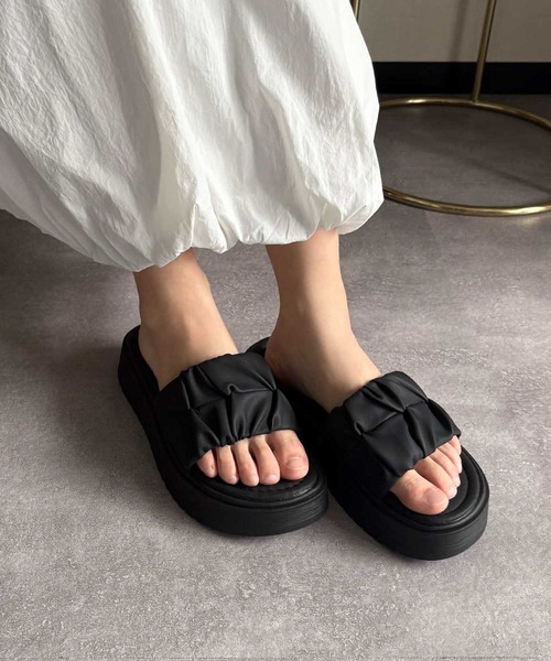 LOWO(ロワ)の「フェイクレザーギャザーボリュームストラップ厚底サンダル(サンダル・レディース・アイボリー/ブラック・39/38/37/36/40)」の2枚目の写真