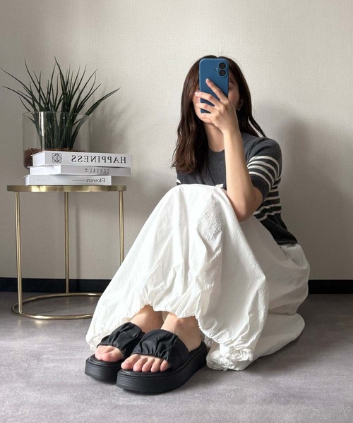 LOWO(ロワ)の「フェイクレザーギャザーボリュームストラップ厚底サンダル(サンダル・レディース・アイボリー/ブラック・39/38/37/36/40)」の3枚目の写真