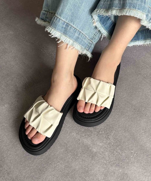 LOWO(ロワ)の「フェイクレザーギャザーボリュームストラップ厚底サンダル(サンダル・レディース・アイボリー/ブラック・39/38/37/36/40)」の7枚目の写真