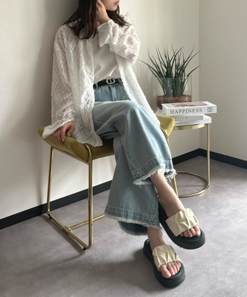 LOWO(ロワ)の「フェイクレザーギャザーボリュームストラップ厚底サンダル(サンダル・レディース・アイボリー/ブラック・39/38/37/36/40)」の8枚目の写真