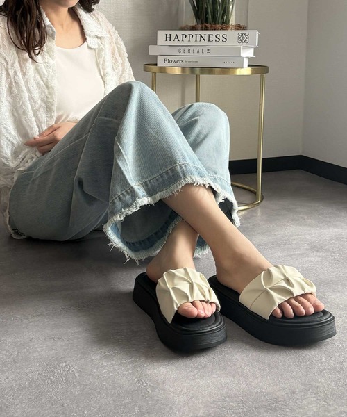 LOWO(ロワ)の「フェイクレザーギャザーボリュームストラップ厚底サンダル(サンダル・レディース・アイボリー/ブラック・39/38/37/36/40)」の9枚目の写真