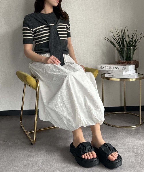 LOWO(ロワ)の「フェイクレザーギャザーボリュームストラップ厚底サンダル(サンダル・レディース・アイボリー/ブラック・39/38/37/36/40)」の12枚目の写真