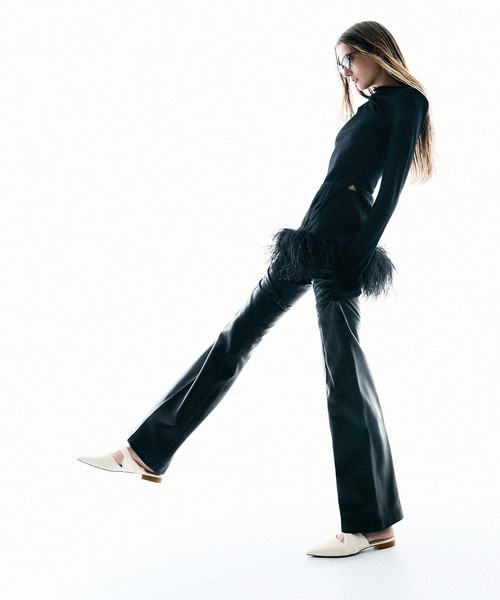 CHARLES & KEITH(チャールズ & キース)の「ツイステッドストラップ ポインテッドミュール(パンプス・レディース・ホワイト/ブラック系その他2・23cm/22.5cm/25cm/24.5cm/23.5cm)」の2枚目の写真