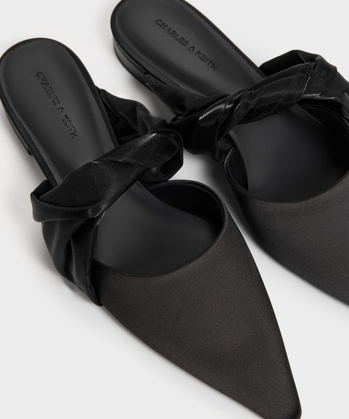 CHARLES & KEITH(チャールズ & キース)の「ツイステッドストラップ ポインテッドミュール(パンプス・レディース・ホワイト/ブラック系その他2・23cm/22.5cm/25cm/24.5cm/23.5cm)」の14枚目の写真