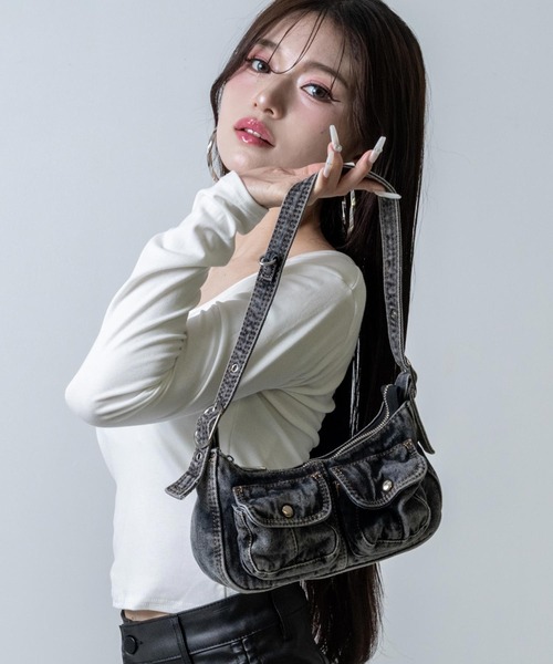 ANAP（アナップ）の「ヴィンテージライク デニム ハーフムーン バッグ（ショルダーバッグ・レディース・ブルー/グレー・F）」の5枚目の写真