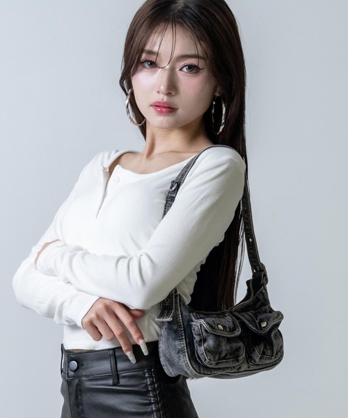 ANAP（アナップ）の「ヴィンテージライク デニム ハーフムーン バッグ（ショルダーバッグ・レディース・ブルー/グレー・F）」の4枚目の写真