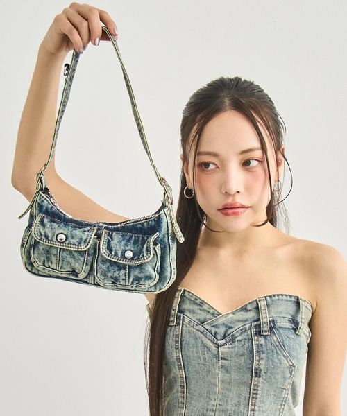 ANAP（アナップ）の「ヴィンテージライク デニム ハーフムーン バッグ（ショルダーバッグ・レディース・ブルー/グレー・F）」の8枚目の写真