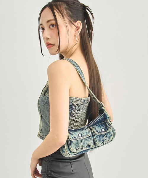 ANAP（アナップ）の「ヴィンテージライク デニム ハーフムーン バッグ（ショルダーバッグ・レディース・ブルー/グレー・F）」の7枚目の写真