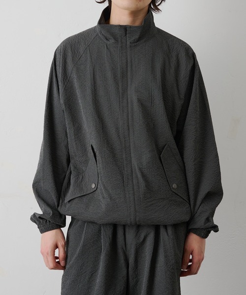 COLONY 2139（コロニートゥーワンスリーナイン）の「セットアップ対応 / ペーパーサッカースタンドブルゾン（ブルゾン・メンズ・チャコールグレー/ホワイト/ブラック・LARGE/MEDIUM）」の3枚目の写真