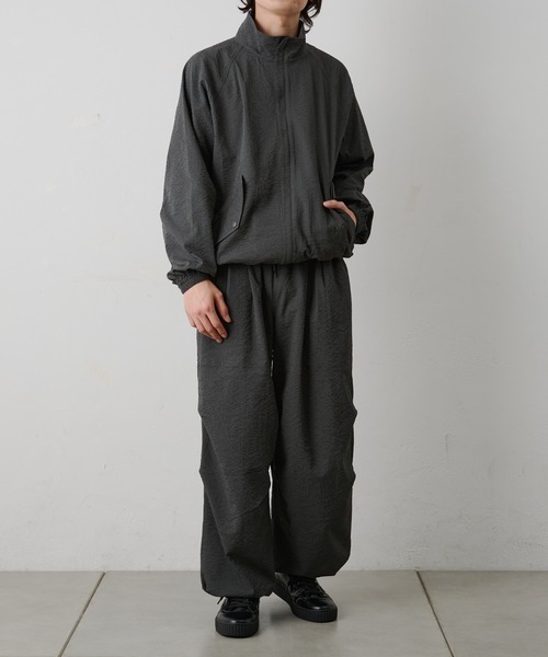 COLONY 2139（コロニートゥーワンスリーナイン）の「セットアップ対応 / ペーパーサッカースタンドブルゾン（ブルゾン・メンズ・チャコールグレー/ホワイト/ブラック・LARGE/MEDIUM）」の10枚目の写真