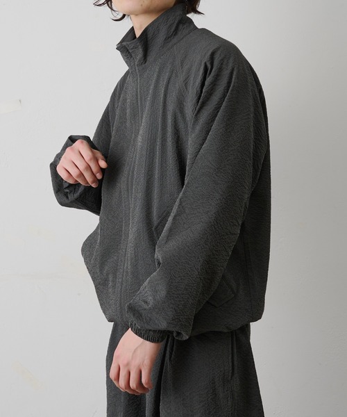 COLONY 2139（コロニートゥーワンスリーナイン）の「セットアップ対応 / ペーパーサッカースタンドブルゾン（ブルゾン・メンズ・チャコールグレー/ホワイト/ブラック・LARGE/MEDIUM）」の4枚目の写真