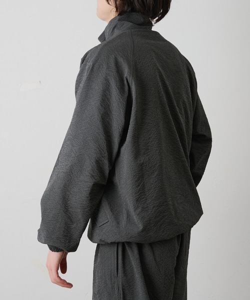 COLONY 2139（コロニートゥーワンスリーナイン）の「セットアップ対応 / ペーパーサッカースタンドブルゾン（ブルゾン・メンズ・チャコールグレー/ホワイト/ブラック・LARGE/MEDIUM）」の5枚目の写真