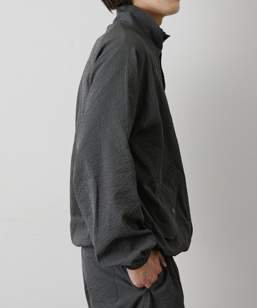 COLONY 2139（コロニートゥーワンスリーナイン）の「セットアップ対応 / ペーパーサッカースタンドブルゾン（ブルゾン・メンズ・チャコールグレー/ホワイト/ブラック・LARGE/MEDIUM）」の6枚目の写真