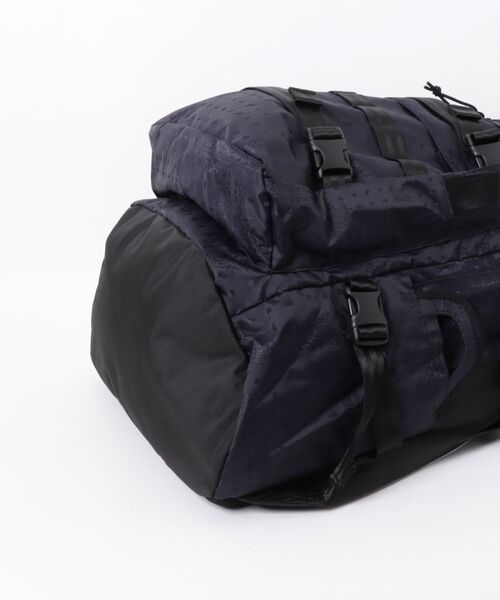 NEW ERA(ニューエラ)の「【NEW ERA/ニューエラ】キャリアパック 35L ネイビーペイズリー(バックパック/リュック・メンズ・ネイビー・FREE)」の3枚目の写真
