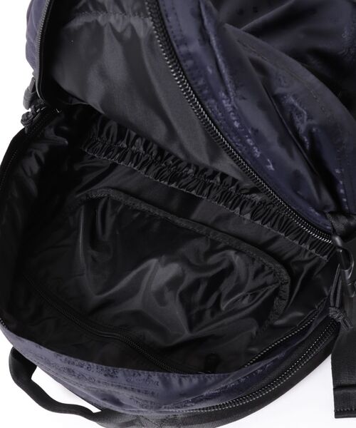 NEW ERA(ニューエラ)の「【NEW ERA/ニューエラ】キャリアパック 35L ネイビーペイズリー(バックパック/リュック・メンズ・ネイビー・FREE)」の4枚目の写真