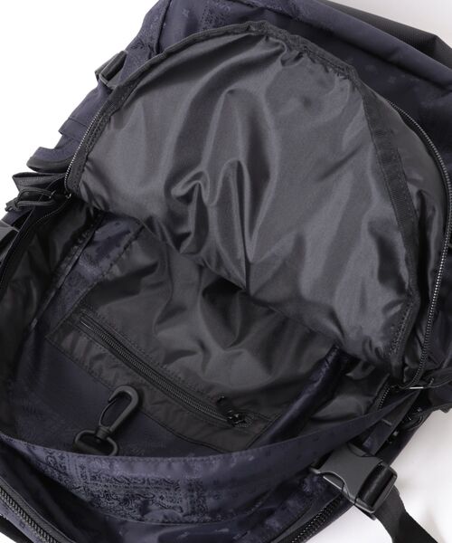 NEW ERA(ニューエラ)の「【NEW ERA/ニューエラ】キャリアパック 35L ネイビーペイズリー(バックパック/リュック・メンズ・ネイビー・FREE)」の6枚目の写真
