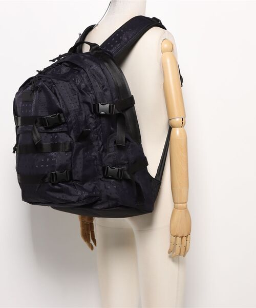 NEW ERA(ニューエラ)の「【NEW ERA/ニューエラ】キャリアパック 35L ネイビーペイズリー(バックパック/リュック・メンズ・ネイビー・FREE)」の7枚目の写真
