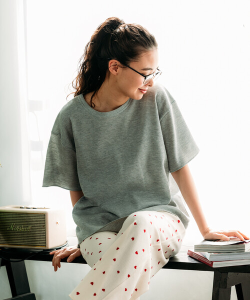 FREAK'S STORE(フリークスストア)の「FRUIT OF THE LOOM × FREAK'S STORE/フルーツオブザルーム 別注 無地Tシャツハートパンツ ルームセット/パジャマセット(ルームウェア/パジャマ・レディース・グレー/オフホワイト・SMALL/MEDIUM)」の6枚目の写真