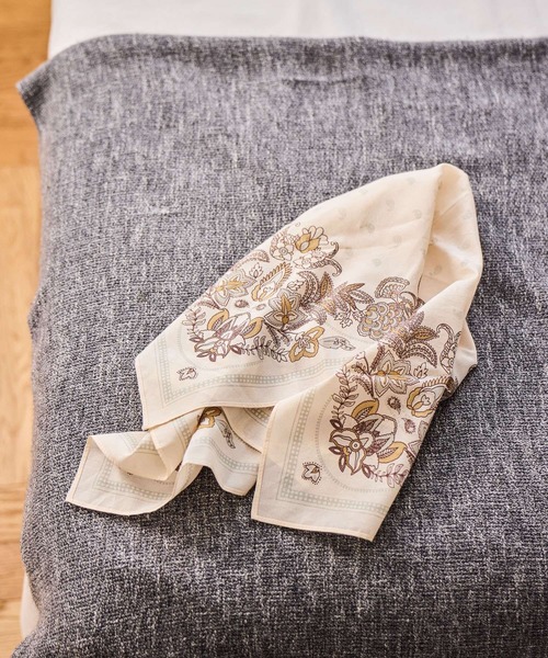 studio CLIP（スタディオクリップ）の「シルク混バンダナスカーフ（バンダナ/スカーフ・レディース・アイボリー/ブラウン・FREE）」の2枚目の写真