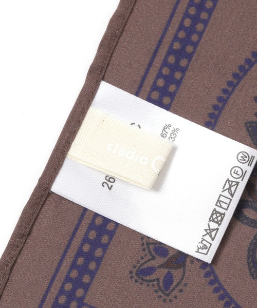 studio CLIP（スタディオクリップ）の「シルク混バンダナスカーフ（バンダナ/スカーフ・レディース・アイボリー/ブラウン・FREE）」の8枚目の写真