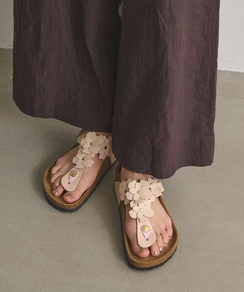 BIRKENSTOCK(ビルケンシュトック)の「【国内EXCLUSIVE】<BIRKENSTOCK>GIZEH フラワー サンダル(サンダル・レディース・ライトピンク/ブラック/ホワイト・36/38/37/35/39)」の3枚目の写真