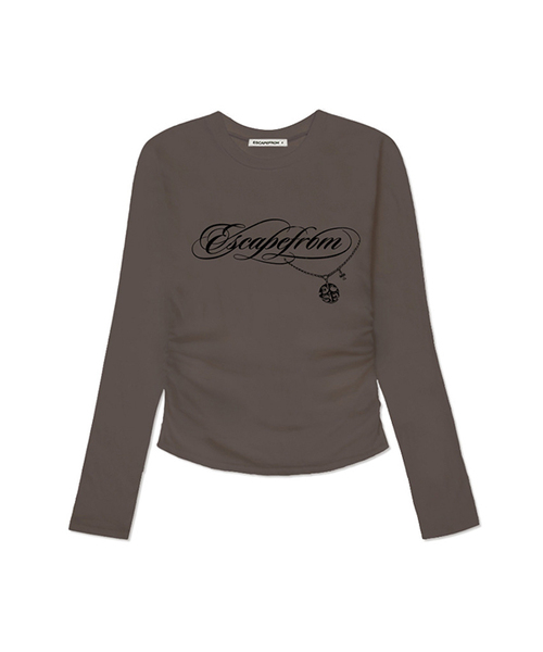 ESCAPEFROM（エスケープフロム）の「ESCF チェーンプリントスリムフィットシャーリングロングスリーブ [4色]（Tシャツ/カットソー・レディース・ピンク/ブラウン/ブラック/アイボリー・MEDIUM）」の3枚目の写真