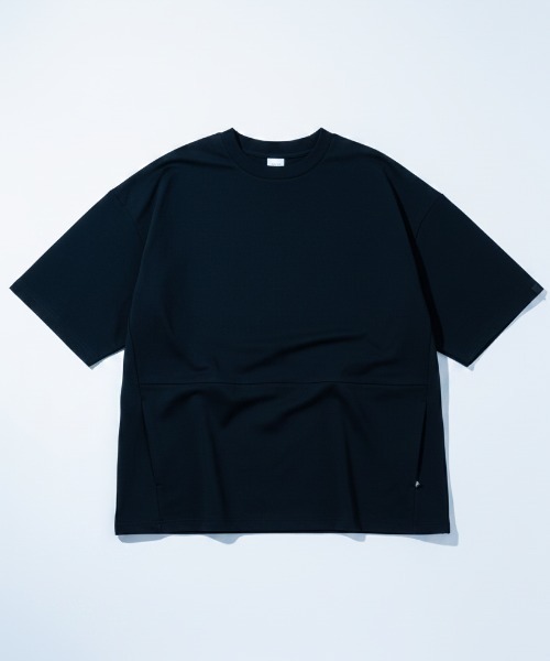 +phenix(プラスフェニックス)の「【+phenix / プラスフェニックス】DRAWSTRING S/S TEE 吸水速乾性 UVカット 裾ドローコード仕様 ビッグシルエット Tシャツ(Tシャツ/カットソー・メンズ・ブラック/ホワイト・X-LARGE/LARGE/MEDIUM)」の2枚目の写真