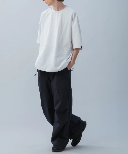 +phenix(プラスフェニックス)の「【+phenix / プラスフェニックス】DRAWSTRING S/S TEE 吸水速乾性 UVカット 裾ドローコード仕様 ビッグシルエット Tシャツ(Tシャツ/カットソー・メンズ・ブラック/ホワイト・X-LARGE/LARGE/MEDIUM)」の3枚目の写真