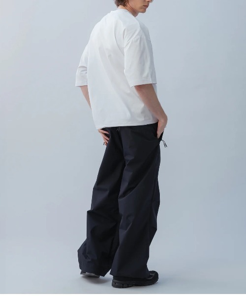 +phenix(プラスフェニックス)の「【+phenix / プラスフェニックス】DRAWSTRING S/S TEE 吸水速乾性 UVカット 裾ドローコード仕様 ビッグシルエット Tシャツ(Tシャツ/カットソー・メンズ・ブラック/ホワイト・X-LARGE/LARGE/MEDIUM)」の4枚目の写真