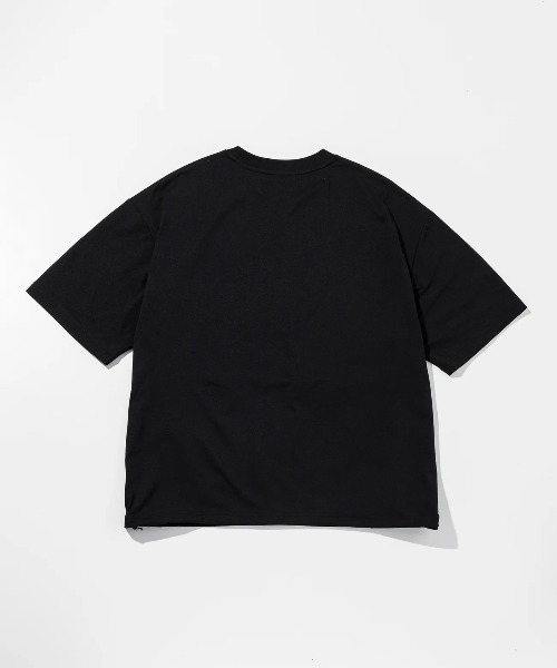 +phenix(プラスフェニックス)の「【+phenix / プラスフェニックス】DRAWSTRING S/S TEE 吸水速乾性 UVカット 裾ドローコード仕様 ビッグシルエット Tシャツ(Tシャツ/カットソー・メンズ・ブラック/ホワイト・X-LARGE/LARGE/MEDIUM)」の8枚目の写真