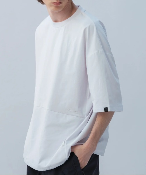 +phenix(プラスフェニックス)の「【+phenix / プラスフェニックス】DRAWSTRING S/S TEE 吸水速乾性 UVカット 裾ドローコード仕様 ビッグシルエット Tシャツ(Tシャツ/カットソー・メンズ・ブラック/ホワイト・X-LARGE/LARGE/MEDIUM)」の7枚目の写真