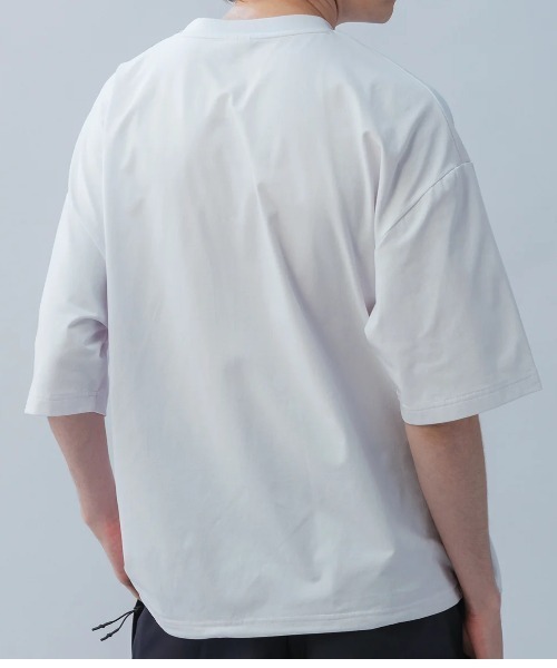 +phenix(プラスフェニックス)の「【+phenix / プラスフェニックス】DRAWSTRING S/S TEE 吸水速乾性 UVカット 裾ドローコード仕様 ビッグシルエット Tシャツ(Tシャツ/カットソー・メンズ・ブラック/ホワイト・X-LARGE/LARGE/MEDIUM)」の14枚目の写真