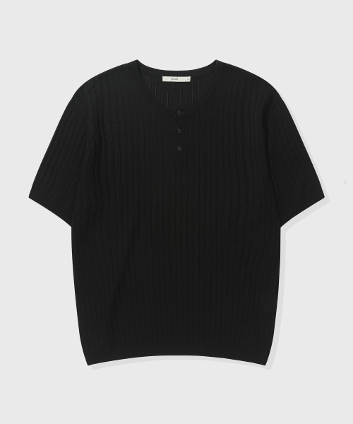 KIIMUIR（キミュア）の「[クロップ] クールタッチヘンリーネックハーフニット_ブラック（Tシャツ/カットソー・メンズ・ブラック・MEDIUM/LARGE/X-LARGE）」の2枚目の写真