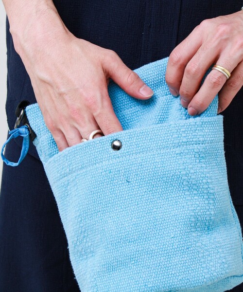 UNIVERSAL OVERALL(ユニバーサルオーバーオール)の「【UNIVERSAL OVERALL】Summer knit purse(ショルダーバッグ・メンズ・オレンジ/ラベンダー/オフホワイト/サックスブルー/ブラック・FREE)」の16枚目の写真
