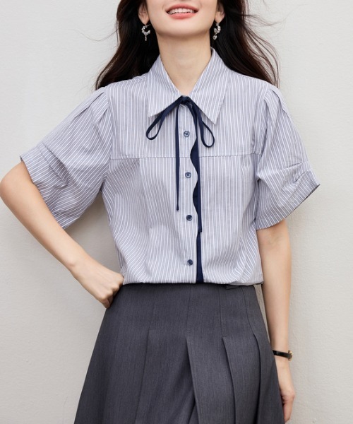 AMAJI(アマジ)の「リボンタイ付きストライプ半袖シャツ 学院風 通勤 オフィス(シャツ/ブラウス・レディース・ブルー・X-LARGE/LARGE/MEDIUM/SMALL)」の3枚目の写真
