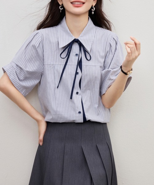 AMAJI(アマジ)の「リボンタイ付きストライプ半袖シャツ 学院風 通勤 オフィス(シャツ/ブラウス・レディース・ブルー・X-LARGE/LARGE/MEDIUM/SMALL)」の4枚目の写真