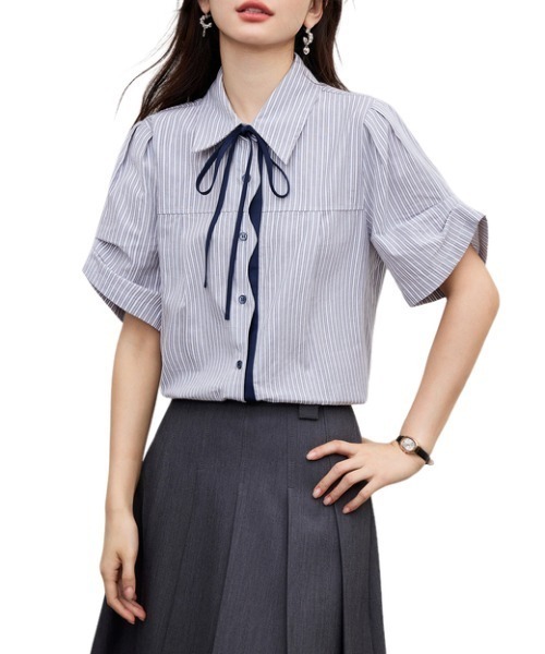 AMAJI(アマジ)の「リボンタイ付きストライプ半袖シャツ 学院風 通勤 オフィス(シャツ/ブラウス・レディース・ブルー・X-LARGE/LARGE/MEDIUM/SMALL)」の2枚目の写真