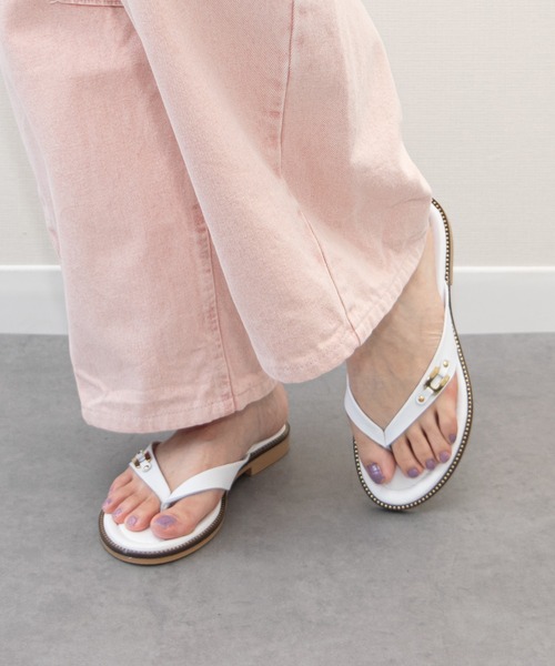 ITALIAN SHOEMAKERS(イタリアンシューメーカー)の「【ITALIAN SHOEMAKERS】レザートングフラットサンダル(962350)(サンダル・レディース・ブラック/ホワイト・36/35/37/38)」の2枚目の写真