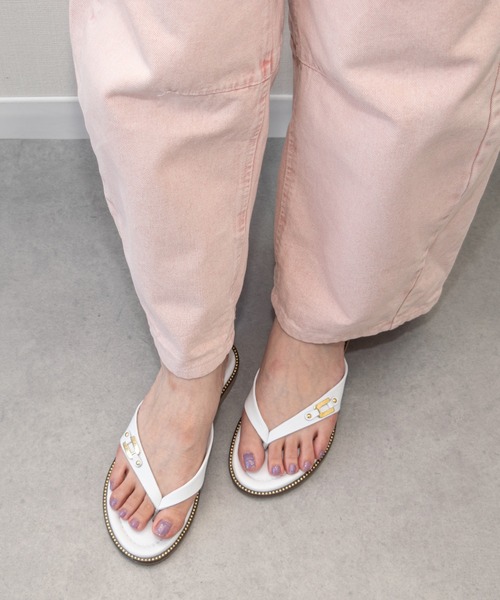 ITALIAN SHOEMAKERS(イタリアンシューメーカー)の「【ITALIAN SHOEMAKERS】レザートングフラットサンダル(962350)(サンダル・レディース・ブラック/ホワイト・36/35/37/38)」の9枚目の写真