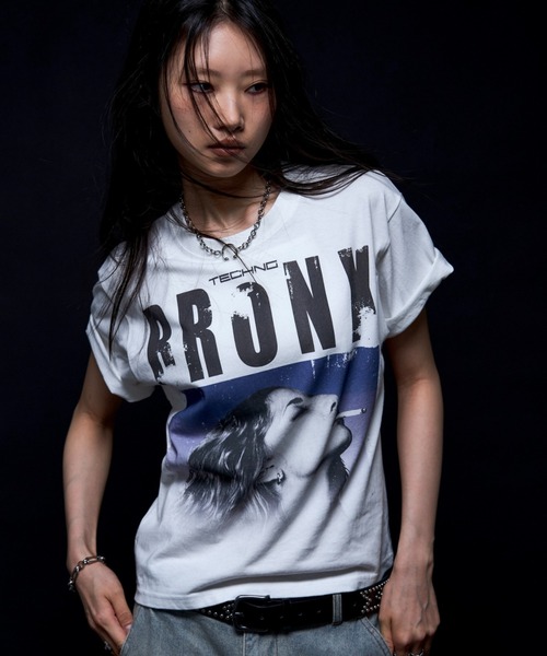 WHO'S WHO gallery(フーズフーギャラリー)の「【KOOKY'N】 BRONX フォトTEE *UNISEX(Tシャツ/カットソー・レディース・ブラック/サックスブルー/ホワイト・SMALL/MEDIUM/LARGE)」の1枚目の写真