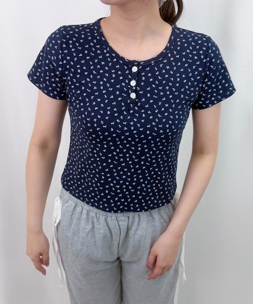 frunco（フランコ）の「【ZOZOTOWN限定】小花柄ヘンリーネックT（Tシャツ/カットソー・レディース・グレー/アイボリー/ネイビー/ホワイト・FREE）」の4枚目の写真