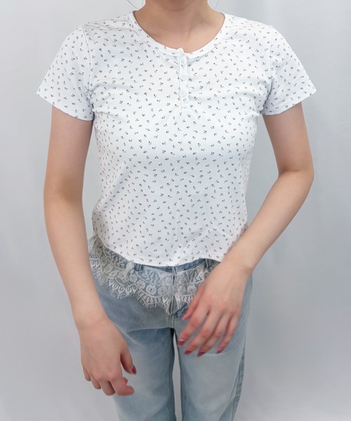 frunco（フランコ）の「【ZOZOTOWN限定】小花柄ヘンリーネックT（Tシャツ/カットソー・レディース・グレー/アイボリー/ネイビー/ホワイト・FREE）」の2枚目の写真