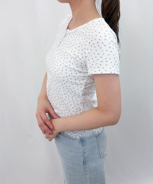 frunco（フランコ）の「【ZOZOTOWN限定】小花柄ヘンリーネックT（Tシャツ/カットソー・レディース・グレー/アイボリー/ネイビー/ホワイト・FREE）」の12枚目の写真